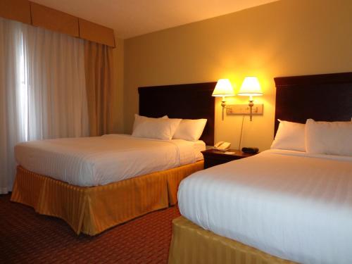 Uma cama ou camas num quarto em Euro-Suites Hotel