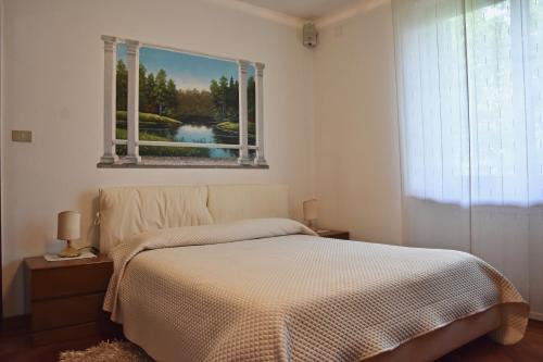 a bedroom with a bed and a window at Al Vecchio Glicine in Gábria