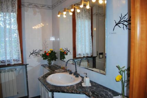 een badkamer met een wastafel en een spiegel bij La Casa Di Astorre in Bettolle