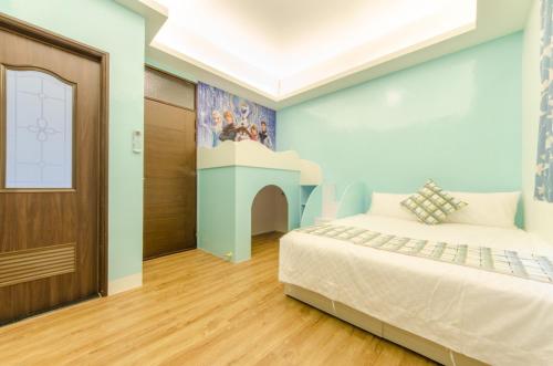 1 dormitorio con 1 cama y una pared con una pintura en Dan Dan Bed and breakfast, en Dongshan