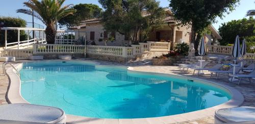 Bazén v ubytovaní Country House Resort Villa Giardino degli Eventi alebo v jeho blízkosti