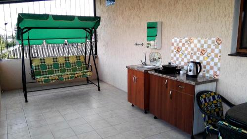 クリーズハニュカにあるOtdyh U Moryaのキッチン(シンク、テーブル付)が備わる客室です。