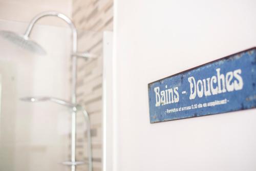 a sign for a shower in a bathroom at Lyon Mon Amour B&B in Lyon