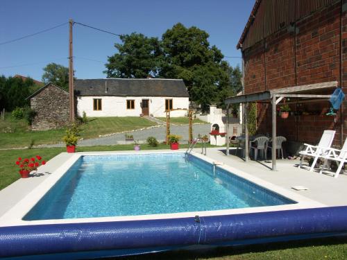 Moutier-Malcard的住宿－Chalet de Rose，一座房子后院的游泳池
