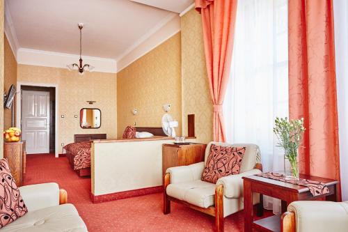 A seating area at Hotel Astoria