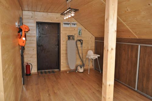 an empty room with a door in a cabin at Apartament nad jeziorem in Wilkasy