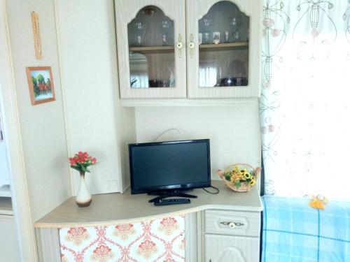 a tv sitting on a table in a room at Ubytovani v mobilnim domku in Sobotka