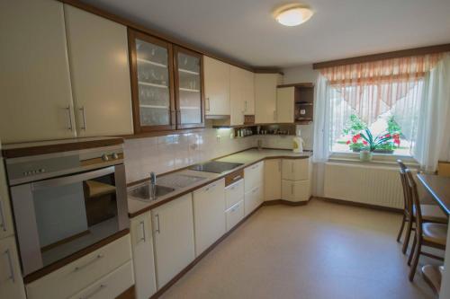 Кухня или кухненски бокс в apartma mojca