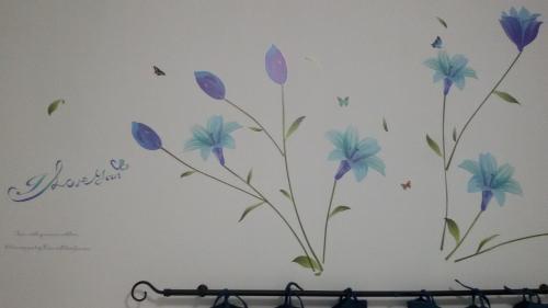 a wall mural of flowers on a wall at B&B Honey Rooms in Saronno