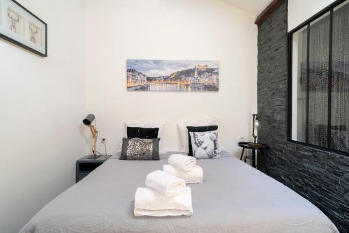 Giường trong phòng chung tại Lyon Mon Amour B&B