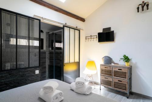 Postel nebo postele na pokoji v ubytování Lyon Mon Amour B&B