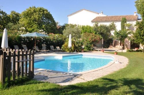 Bazén v ubytování Logis Hôtel La Bastide des Monges nebo v jeho okolí