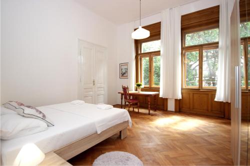 Apartment in the top center of old town