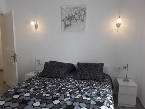 コスタ・テギセにあるLe farnienteのベッドルーム1室(白黒のベッド1台、ランプ2つ付)