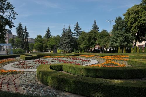 a circular garden with flowers in a park at Apartamenty Centrum Słupsk in Słupsk