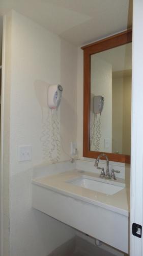 La salle de bains est pourvue d'un lavabo et d'un miroir. dans l'établissement Del Rancho Motel, à Portland