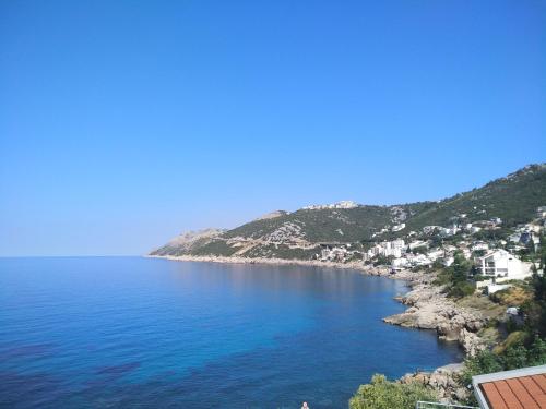 a view of a beach with houses and the ocean at CrystalSky in Dobra Voda