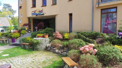 Κήπος έξω από το Apartamenty Kornel