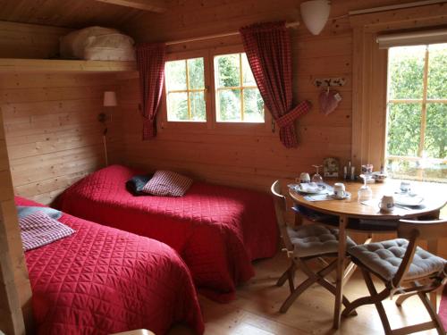 1 dormitorio con 2 camas, mesa y ventana en Bed En - of zonder - Breakfast Putten en Putten
