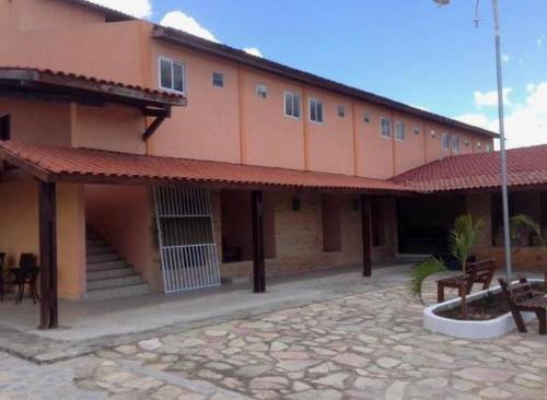 un edificio con sillas y un patio frente al mismo en Hotel Mirante do Vale, en Itabaiana