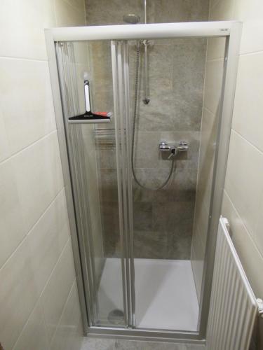 A bathroom at Neuner Charlotte Preise inclusive Sommercard