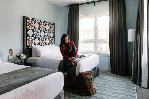 Кровать или кровати в номере Mount Royal Hotel
