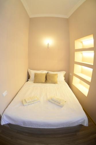 - une chambre avec un grand lit blanc et 2 oreillers dans l'établissement Ana's Apartment in Old Tbilisi, à Tbilissi