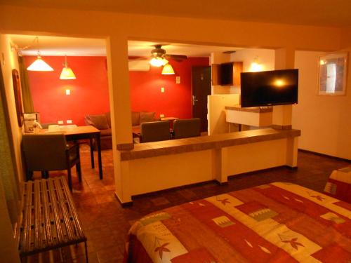 Habitación de hotel con dormitorio y sala de estar. en Hotel Suites Kino, en Hermosillo