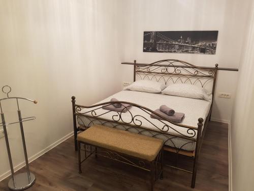 een slaapkamer met een metalen bed en een stoel bij Apartment Ida in Koper