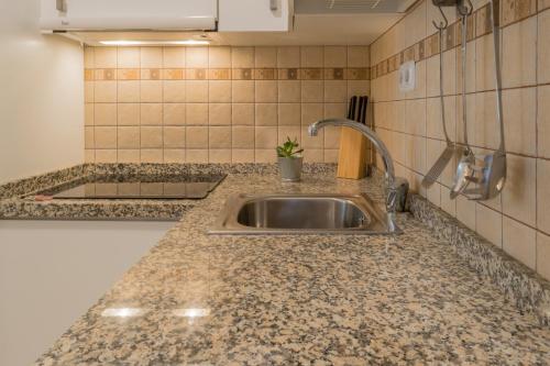 Kuchyňa alebo kuchynka v ubytovaní MALAMA Apartamentos Turísticos