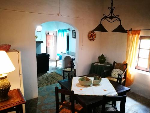 a kitchen and living room with a table and chairs at Monte dos Velhos in Reguengos de Monsaraz