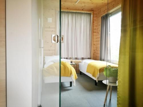 1 dormitorio con 2 camas y ventana en Tromsø City Apartments, en Tromsø