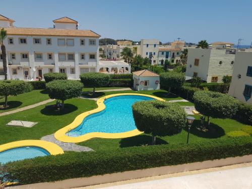 Piscina de la sau aproape de PRECIOSO ADOSADO a 100 METROS DEL MAR en VERA-PLAYA!