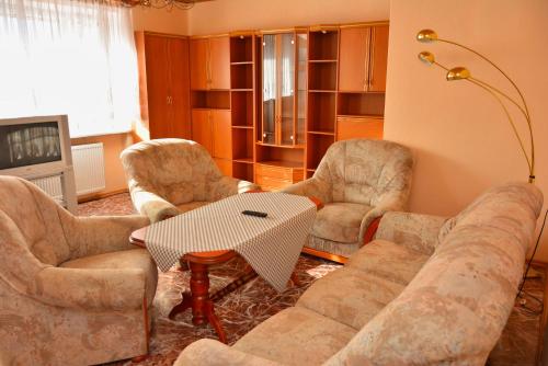 ブワディスワボボにあるPokoje Marcoのリビングルーム(ソファ、椅子2脚、テーブル付)