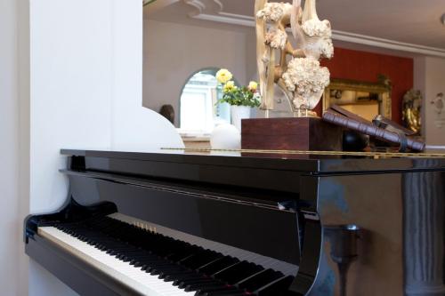 a black piano with flowers on top of it at derNeuwirt in Schwendau