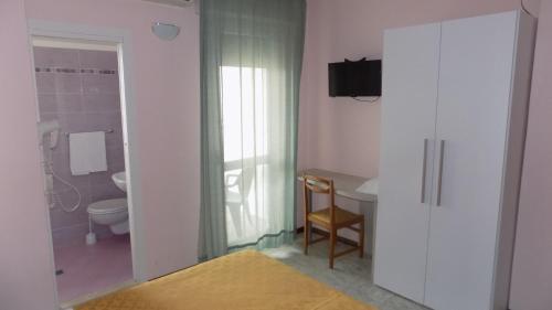 uma casa de banho com um WC, um lavatório e um chuveiro em Hotel Parco em San Benedetto del Tronto