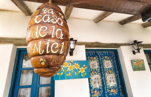 a sign that readscoacoco be yo mica hanging from a building at El Pueblito Hotel Boutique in Samaipata