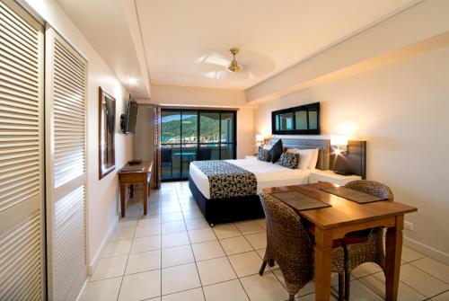 Giường trong phòng chung tại Portside Whitsunday Luxury Holiday Apartments