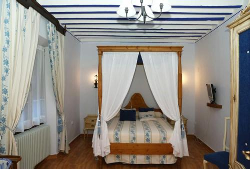 Postel nebo postele na pokoji v ubytování Casa Rural la Quinteria de Sancho piscina para tres apartamentos