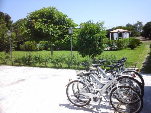 a group of bikes parked next to each other at Ville dell'Eden con 9 camere da letto in 6 unità abitative in Lascari