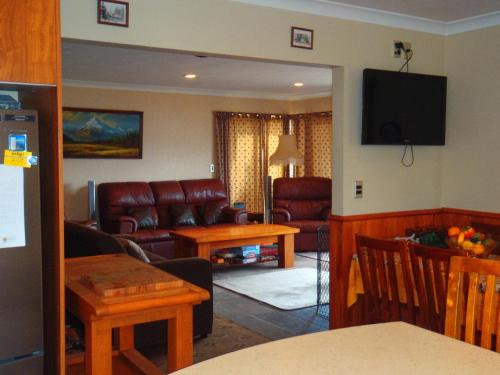 Televisyen dan/atau pusat hiburan di Lakefront Bellevue Lake Hawea Wanaka