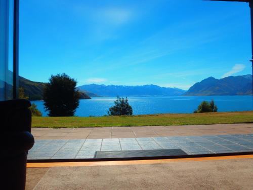 Gallery image of Lakefront Bellevue Lake Hawea Wanaka in Lake Hāwea