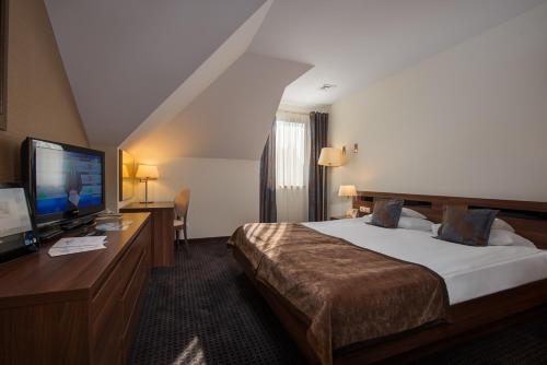 Un pat sau paturi într-o cameră la Rado Resort Spa & Wellness