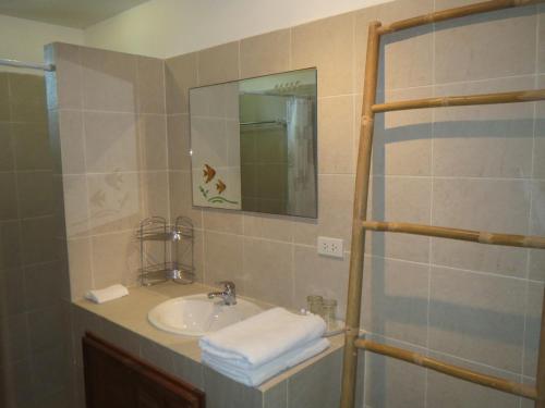 Un baño de Papillon Residence