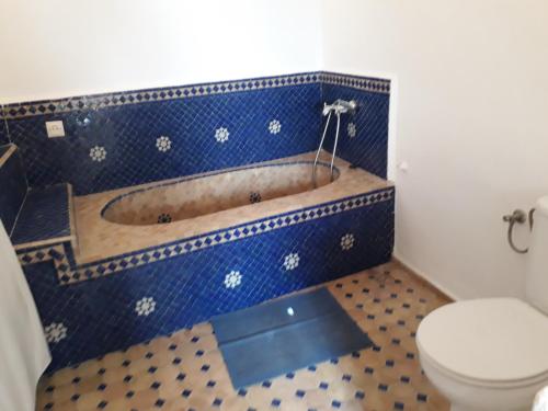 a bathroom with a toilet and a bath tub at Dar es Salam-Alta in Asilah
