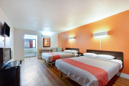 Postel nebo postele na pokoji v ubytování Motel 6-Houston, TX - East