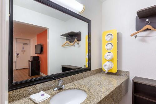Koupelna v ubytování Motel 6-Houston, TX - East