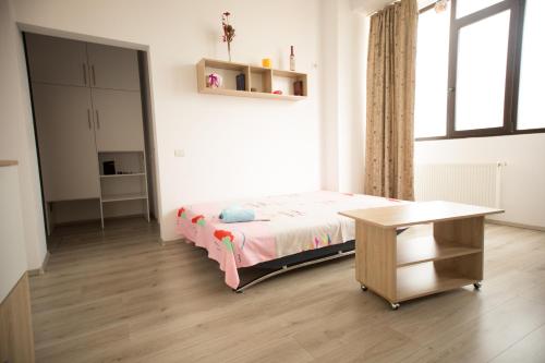 コンスタンツァにあるRomantic Tomis Mamaiaのベッドルーム1室(ベッド1台、デスク、窓付)