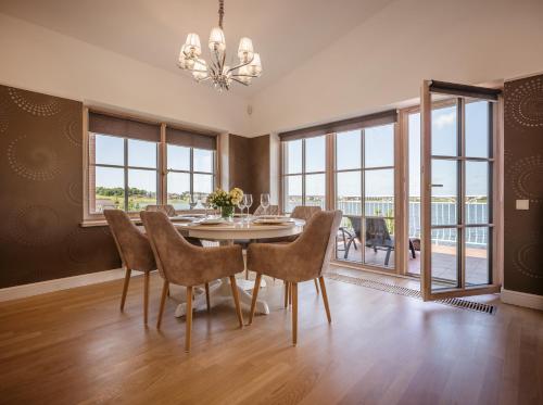 een eetkamer met een tafel en stoelen bij Smėlynas Klaipėda Lake House in Klaipėda