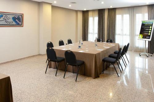 a conference room with a long table and chairs at URH Ciutat de Mataró in Mataró